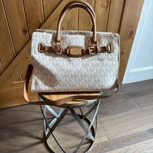 Beige tan, Micheal Kors, medium size with a center pocket and multiple pockets